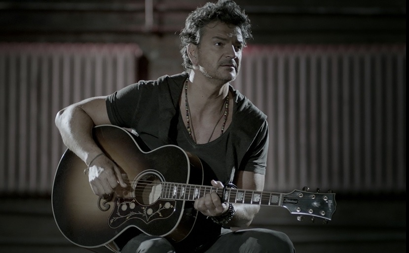 Ricardo Arjona grabó las imágenes de su nuevo videoclip en un teatro de Nueva York. (Foto Prensa Libre: Cortesía Metamorfosis)