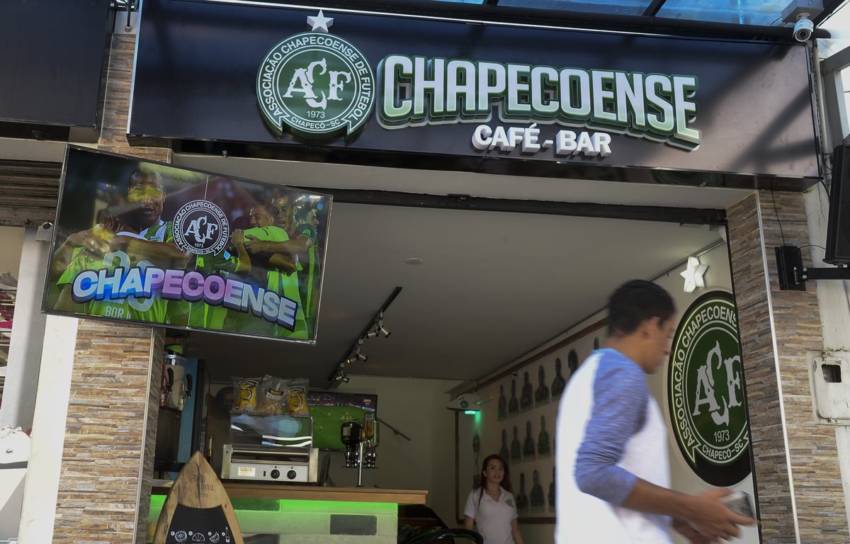 Hace doce días Chapecoense, café-bar fue abierto en Medellín. (Foto Prensa Libre: AFP).