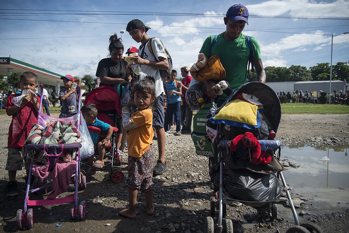 Los migrantes han tenido que caminar largas distancias para alcanzar sus objetivos. (Foto Prensa Libre: EFE)