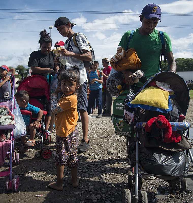 Los migrantes han tenido que caminar largas distancias para alcanzar sus objetivos. (Foto Prensa Libre: EFE)