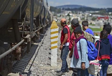 Inmigrantes esperan el tren conocido como  La bestia  en el estado mexicano de Tlaxcala. (Foto Prensa Libre; ARCHIVO)