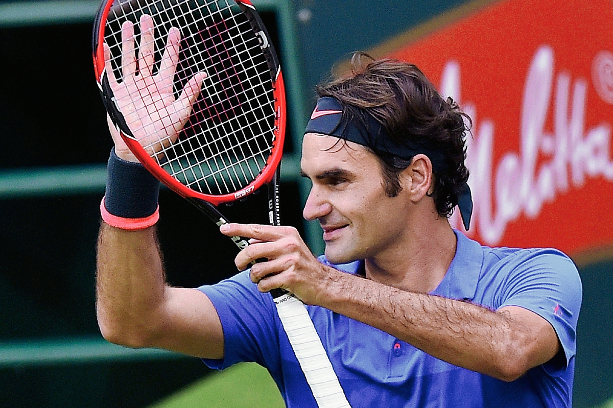 Roger Federer aplaude tras avanzar a las semifinales en Halle. (Foto Prensa Libre: AP)