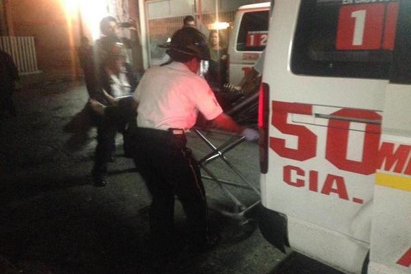 Tres heridos, entre ellos un menor de 18 meses, fueron trasladados por Bomberos Voluntarios a la emergencia del Hospital General (Foto Prensa Libre: Bomberos Voluntarios)<br _mce_bogus="1"/>