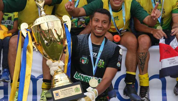 Juan José Paredes fue el portero titular de Guastatoya, en la conquista de la corona del futbol nacional. (Foto Prensa Libre: Hemeroteca PL)