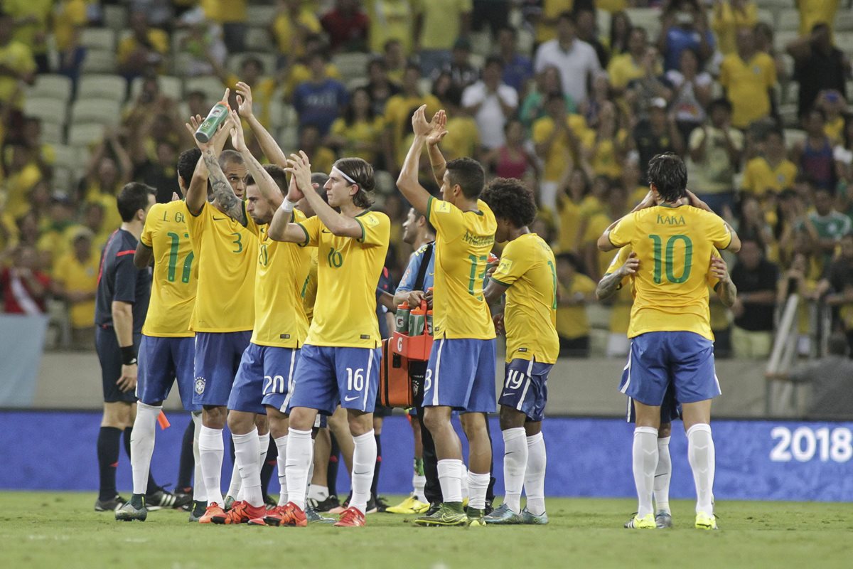 Jugadores brasileños festejan tras el triunfo contra Venezuela. (Foto Prensa Libre: EFE).