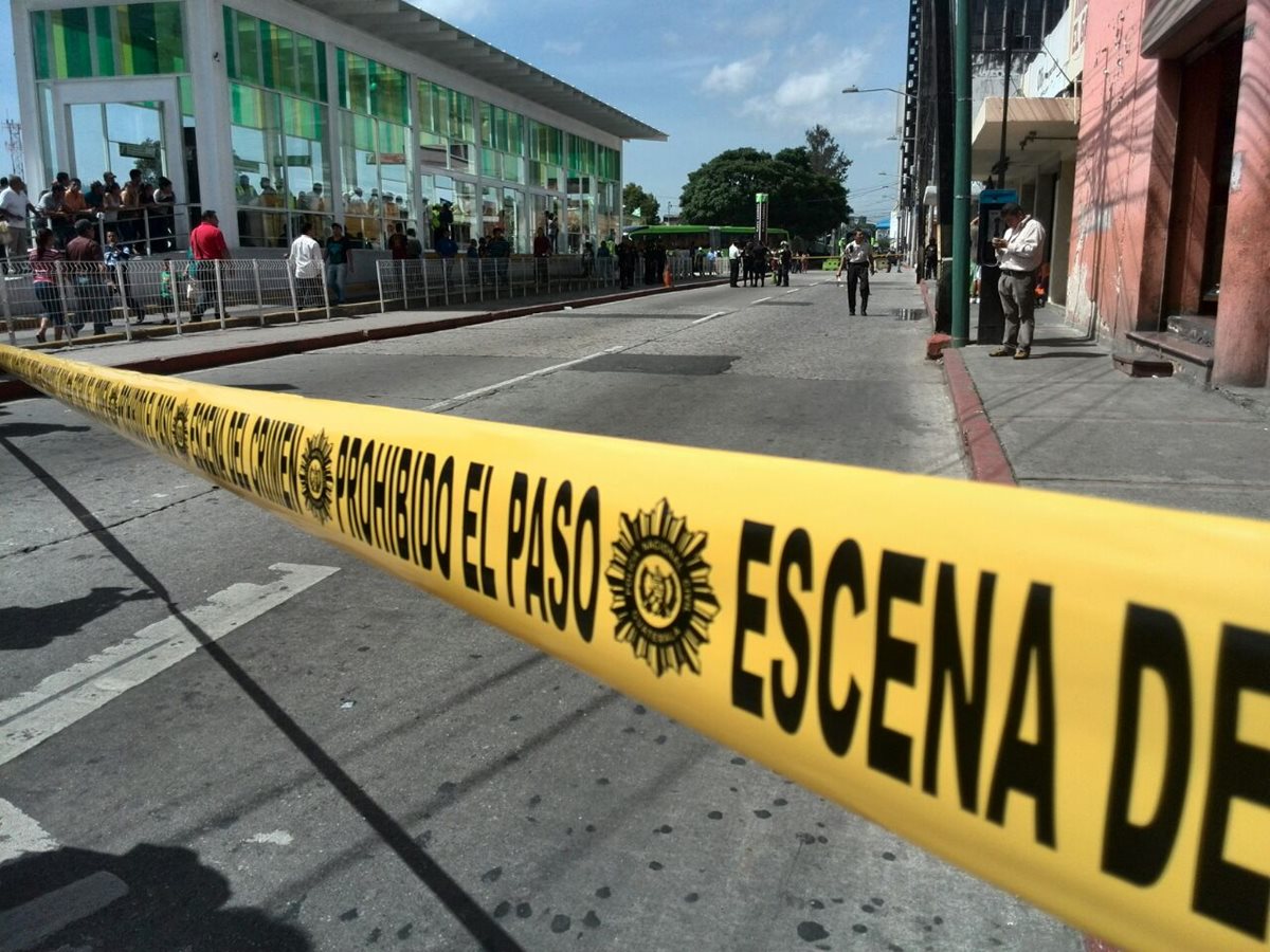 La Policía cerró el área y llevó a cabo un operativo para buscar a los responsable del ataque. (Foto Prensa Libre: Foto Prensa Libre: E. García)