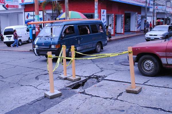 En la 2a. avenida y  5a. calle de la zona 1 de Coatepeque, Quetzaltenango, hay un hundimiento. (Foto Prensa Libre: Édgar Girón)