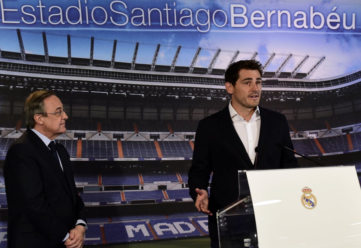 Florentino Pérez observa al ex capitán del Real Madrid durante un acto de despedida este lunes. (Foto Prensa Libre: AFP)