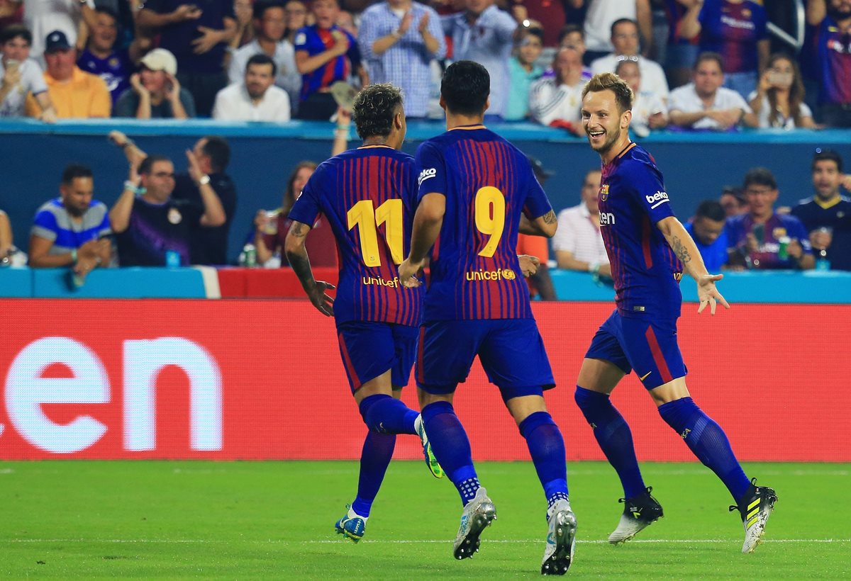 Los jugadores del Barcelona festejan durante el juego frente al Real Madrid. (Foto Prensa Libre: AFP)