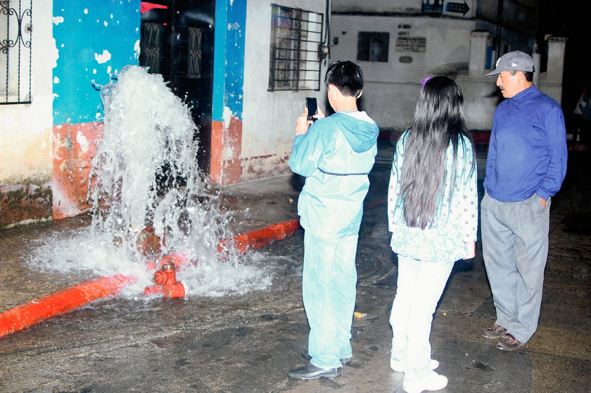 El derrame de agua duró por alrededor de cuatro horas. (Foto Prensa Libre: Martín Tax)