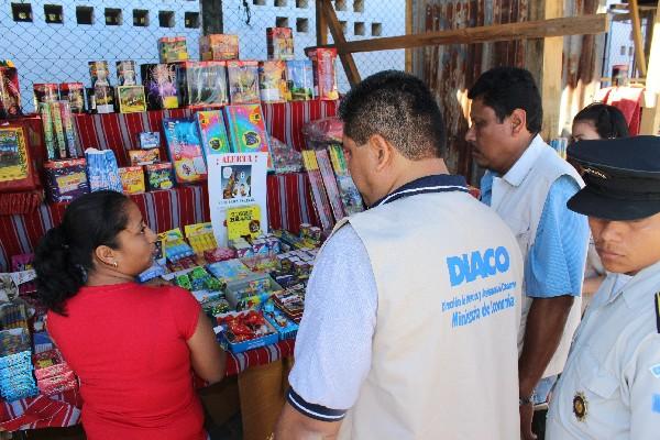 Personal de la Diaco,  PDH y PNC,  durante  la inspección de ventas en Plaza Navideña, de Jutiapa.
