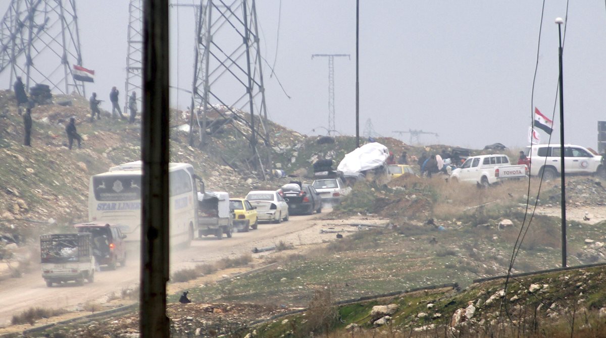Un convoy de vehículos de rebeldes vuelve a los barrios del este de Alepo. (Foto Prensa Libre: EFE).