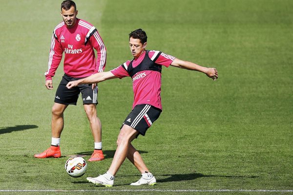 Chicharito Hernández debe esperar para conocer su futuro en el Real Madrid. (Foto Prensa Libre: EFE)