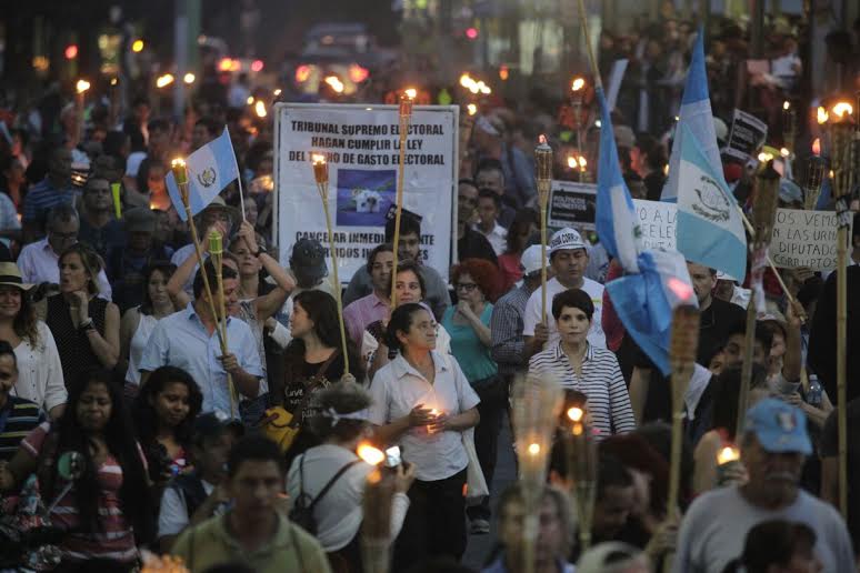 Inconformes por las autoridades públicas, los guatemaltecos salieron a manifestar. (Foto Prensa Libre: Édwin Bercian)