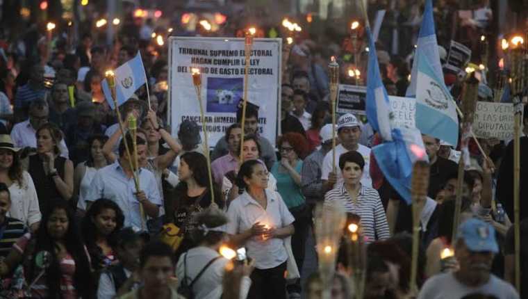 Inconformes por las autoridades públicas, los guatemaltecos salieron a manifestar. (Foto Prensa Libre: Édwin Bercian)