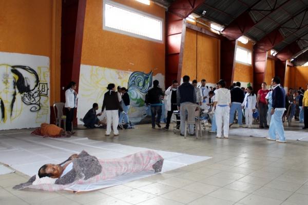 <strong>El gimnasio municipal de Santa Cruz del Quiché  fue habilitado para albergar a los pacientes menos delicados. (Foto Prensa Libre: Óscar Figueroa).</strong>