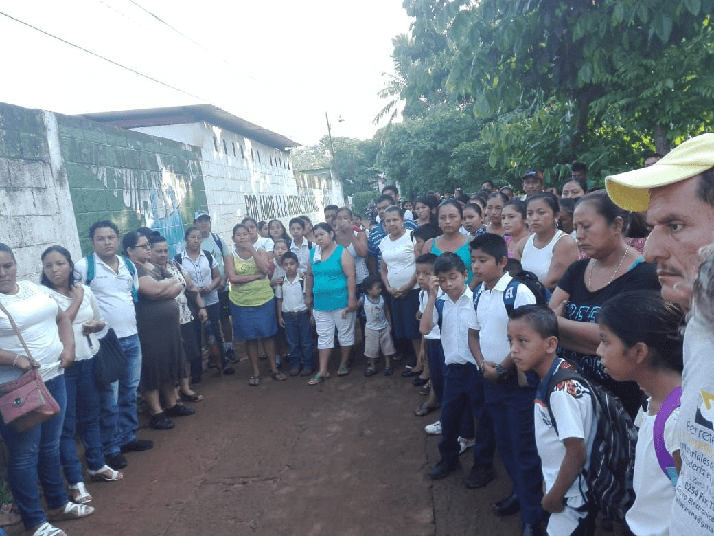 El martes, desde temprano, padres de familia y alumnos esperaron a los maestros para poner sus condiciones. (Foto Prensa Libre: Rolando Miranda)