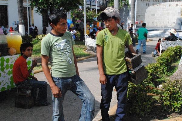 Una de las principales actividades  a las que se dedican  en México los menores de edad migrantes es el lustre de calzado.