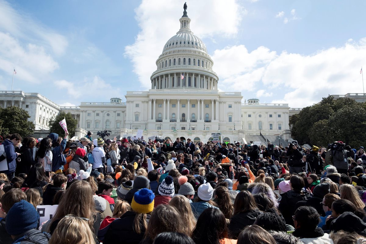 Estudiantes participan en el paro realizado a escala nacional para protestar contra la violencia por armas de fuego, este miércoles ante el Capitolio en Washington DC, EE. UU. (Foto Prensa Libre: EFE)