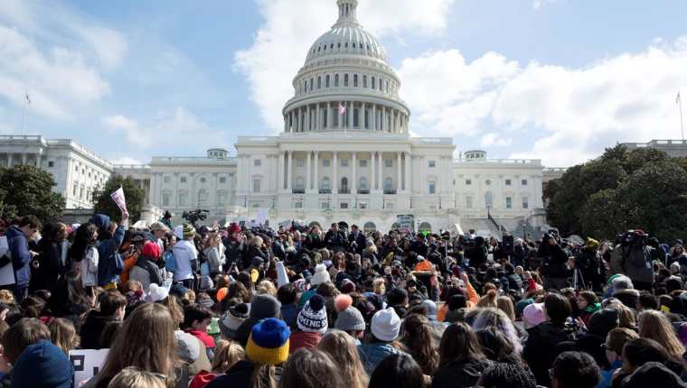 Estudiantes participan en el paro realizado a escala nacional para protestar contra la violencia por armas de fuego, este miércoles ante el Capitolio en Washington DC, EE. UU. (Foto Prensa Libre: EFE)