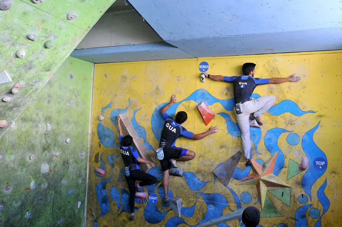 Los atletas muestran su equilibrio al formar figuras.