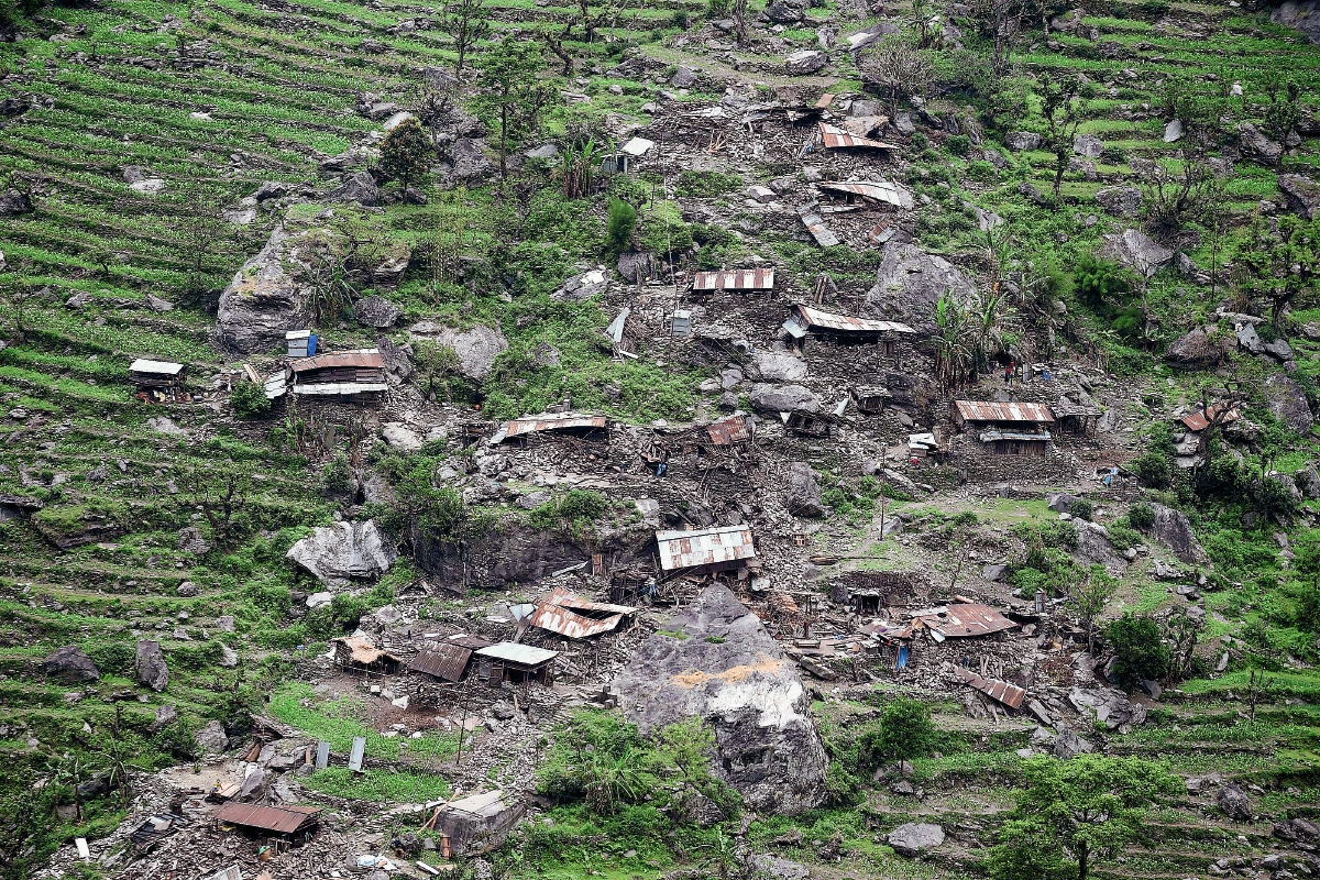 Casas dañadas se ven desde un helicóptero del Ejército de la India después del terremoto en Gorkha. (Foto Prensa Libre:AFP)