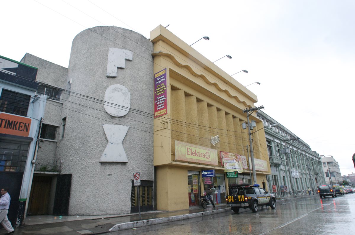 El desaparecido cine Fox, ubicado en la 7a. avenida y 18 calle de la zona 1, hoy es una venta de electrodomésticos. (Foto Prensa Libre: Hemeroteca PL)