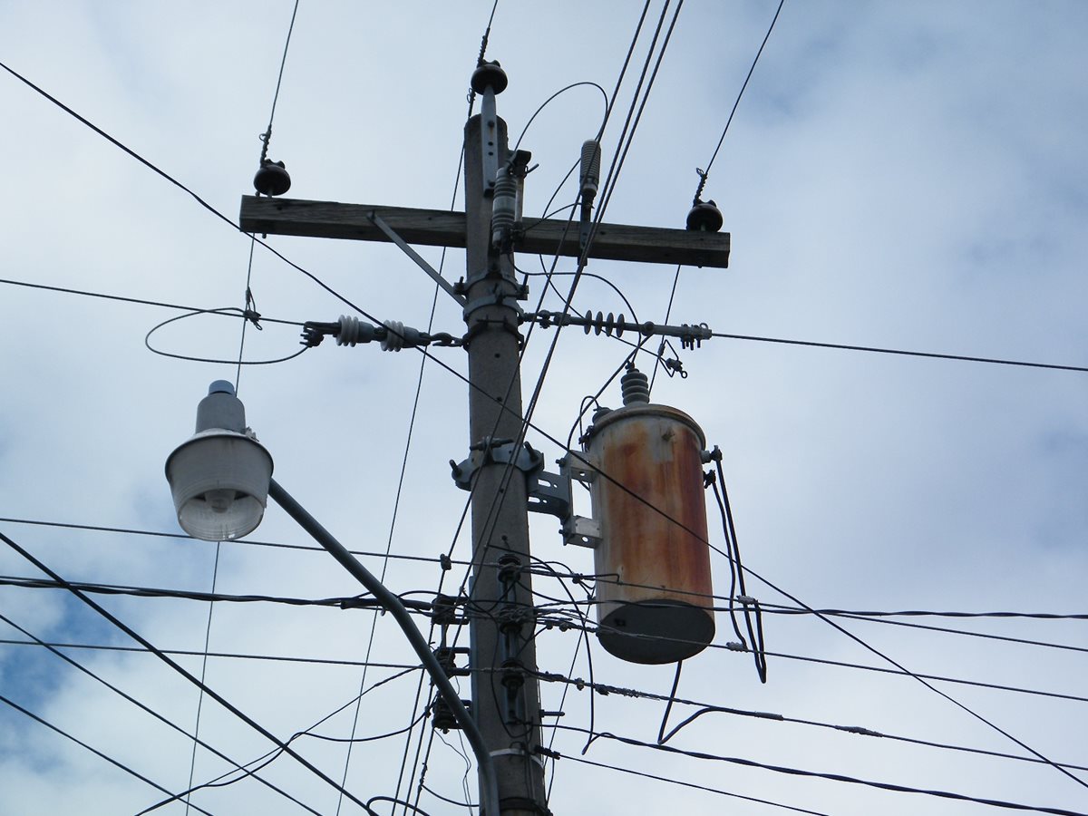 Parte de la red de distribución eléctrica en San Agustín Acasaguastlán, uno de los tres municipios afectados por suspensión de servicio en El Progreso. (Foto Prensa Libre: Héctor Contreras)