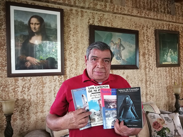 Édgar Lizardo Porres Velásquez muestra los cuatro libros que ha escrito. (Foto Prensa Libre: Oscar Felipe Quisque)