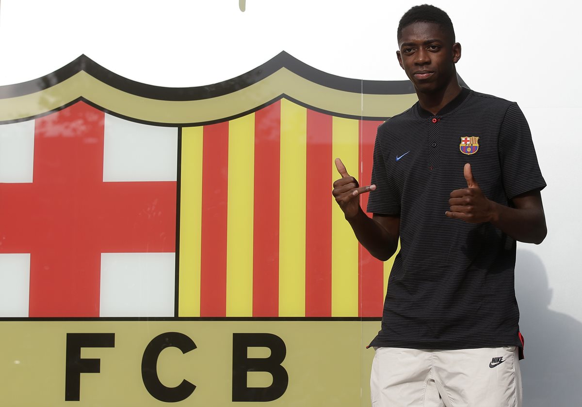 Dembélé llega en sustitución de Neymar, pese a que muchos aficionados azulgranas piensan que no vale el precio pagado. (Foto Prensa Libre: AP)
