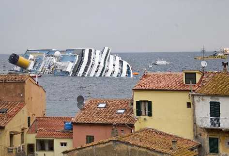 la nave  podría representar un riesgo ecológico para las costas italianas, debido a las más de cuatro mil toneladas de carburante que llevaba.