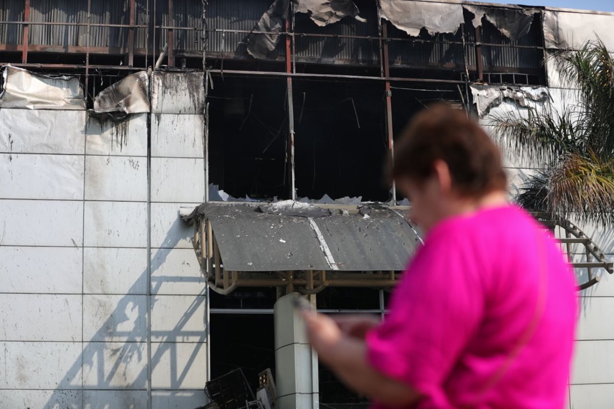 El incendio se produjo en un local donde operaba una librería, ubicada en el segundo piso. 