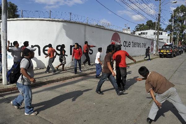 Supuestos vendedores lanzan piedras a un grupo de policías que capturó a una persona en la zona 7.