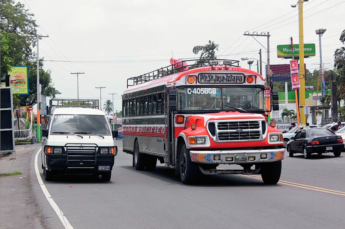 Autobuses que  se dirigen de la capital al Puerto San José, Escuintla, han incrementado tarifa, según usuarios. (Foto Prensa Libre: Melvin Sandoval)