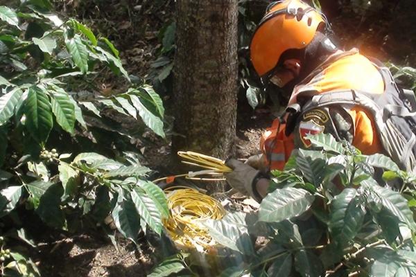 Los estopines estaban cerca del camión que fue quemado por la turba. (Foto Prensa Libre: Hugo Oliva)<br _mce_bogus="1"/>