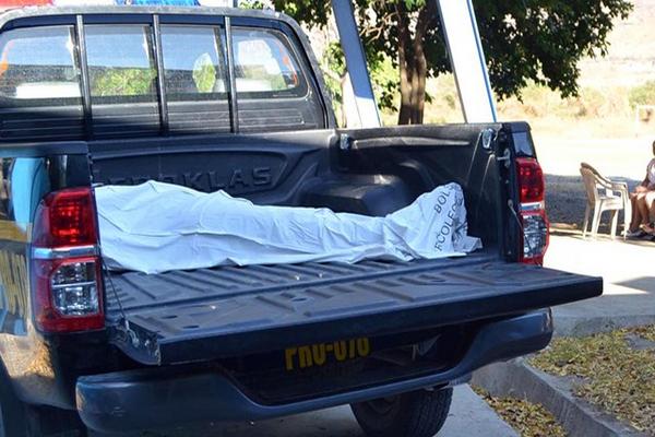 Autoridades trasladan a la morgue el cadáver de Melvin Alexander Orellana, quien murió en un percance vial, en Guastatoya. (Foto Prensa Libre: Hugo Oliva)