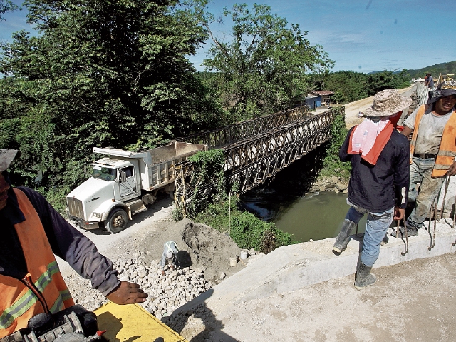 En el primer tramo, que conduce de Mondesto Méndez, Izabal, a Raxruhá, Alta Verapaz, están en construcción los puentes El Soldado —foto— y Sebol. (Foto Prensa Libre: Juan Carlos Rivera)