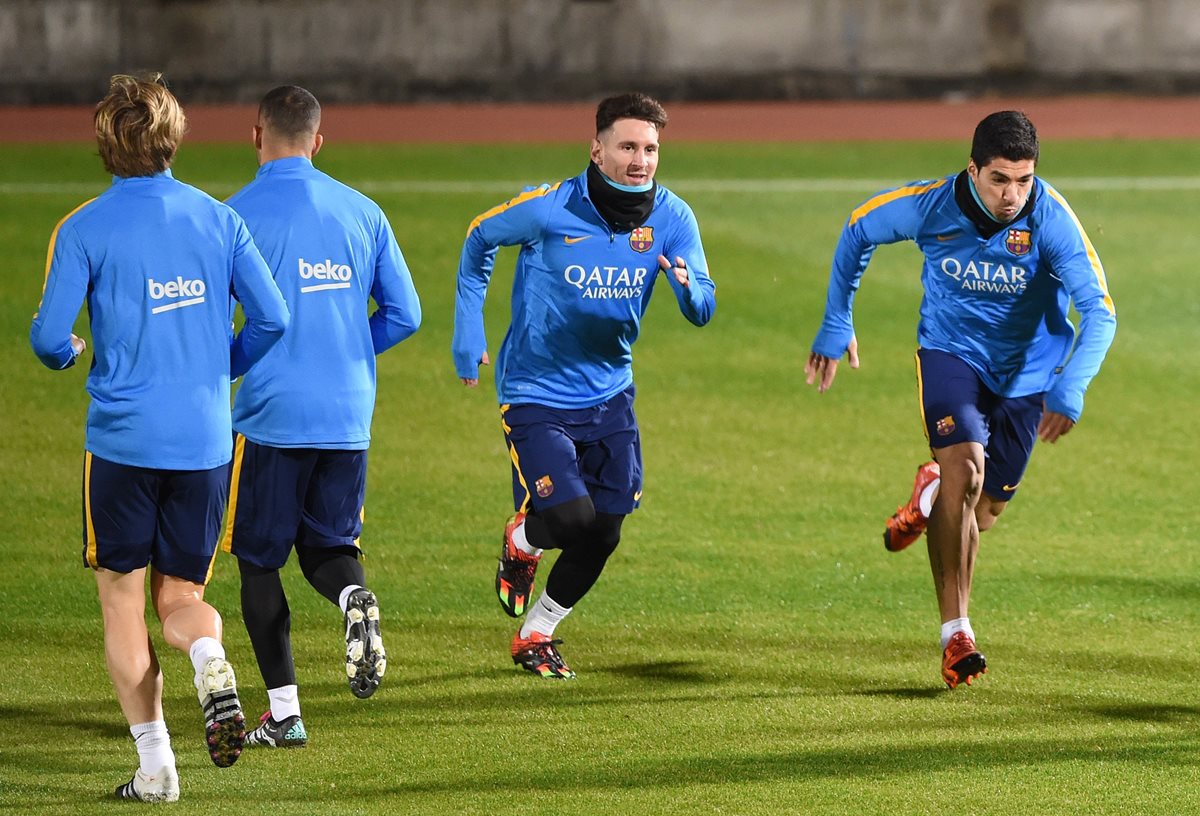 Barcelona ya se encuentra en Japón y este lunes realizó su primer entrenamiento en el Mitsuzawa Stadium de Yokohama. (Foto Prensa Libre: AFP).