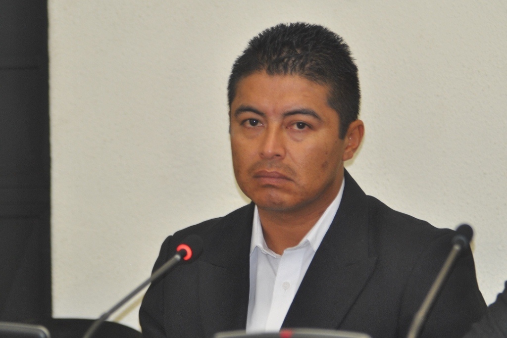Juan Carlos García, sindicado de actos anómalos, escucha la decisión del juzgado, en Quetzaltenango. (Foto Prensa Libre: María José Longo).