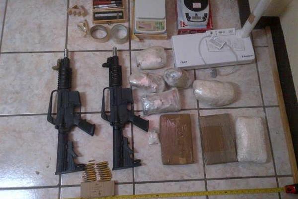 Varios paquetes de cocaína, fusiles y la detención de ocho personas se logró en una vivienda en ruta a El Salvador. (Foto Prensa Libre)