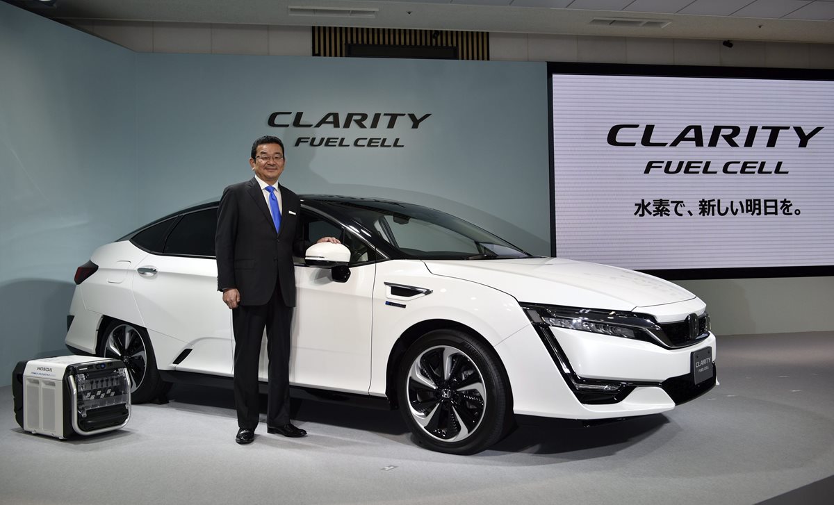 Presidente de Honda durante la presentación del nuevo Clarity Fuel Cell. (Foto Prensa Libre: EFE)