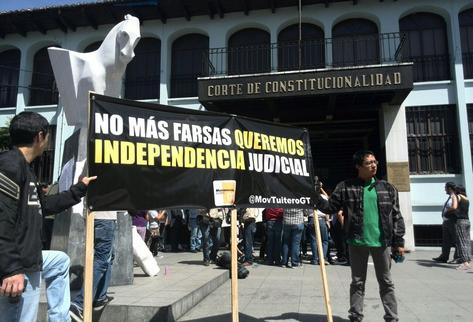 Organizaciones protestan por la transa en la elección de magistrados de la CSJ y Cortes de Apelaciones. (Foto Prensa Libre: E. Ávila)