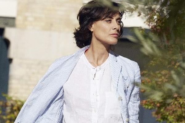 Exmodelo francesa Inés de la Fressange, autora de una <em>colección cápsula</em> de primavera-verano 2014,  para la marca japonesa UNIQLO. (Foto Prensa Libre: EFE)