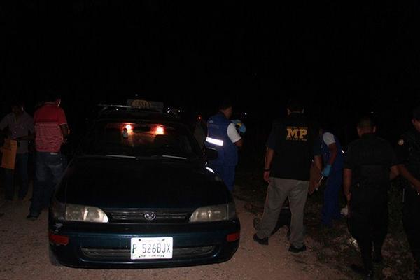 Investigadores reúnen evidencias en el lugar donde murió baleado Jairo Alberto Williams Mas, en Santa Elena, Flores. (Foto Prensa Libre: Rigoberto Escobar)