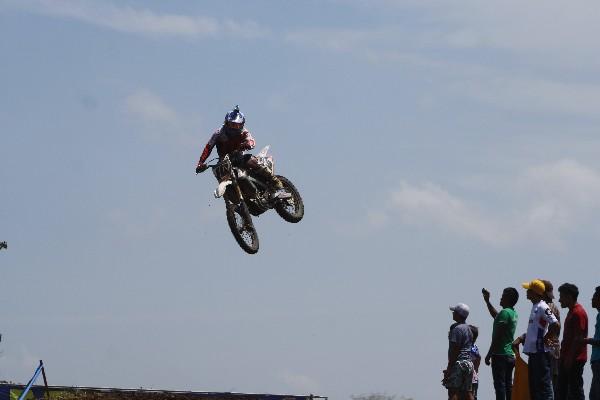 Tomás Castillo fue el vencedor de la categoría MX2 A y con este tipo de saltos deleitó al público que se hizo presente en buen número a la pista de Santa Ana, Petén. (Foto Prensa Libre: cortesía Arturo Ochoa)