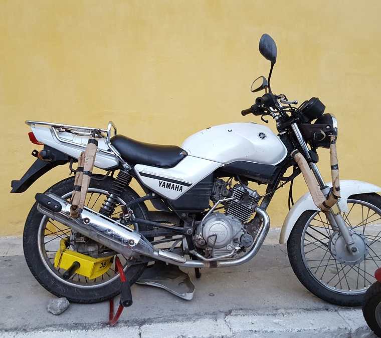 A esta motocicleta le colocaron cepo en Antigua Guatemala, durante el recorrido del cortejo procesional de La Merced, el domingo pasado. (Foto Prensa Libre: Julio Sicán)
