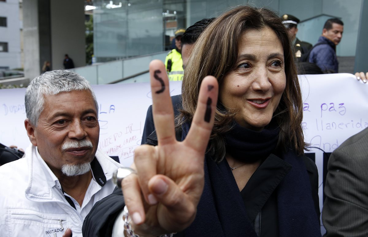 La excandidata presidencial colombiana Íngrid Betancourt (d) lleva la palabra SÍ píntada en sus dedos, al finalizar el foro "La Reconciliación, más que realismo mágico" en Bogotá. (Foto Prensa Libre: EFE).