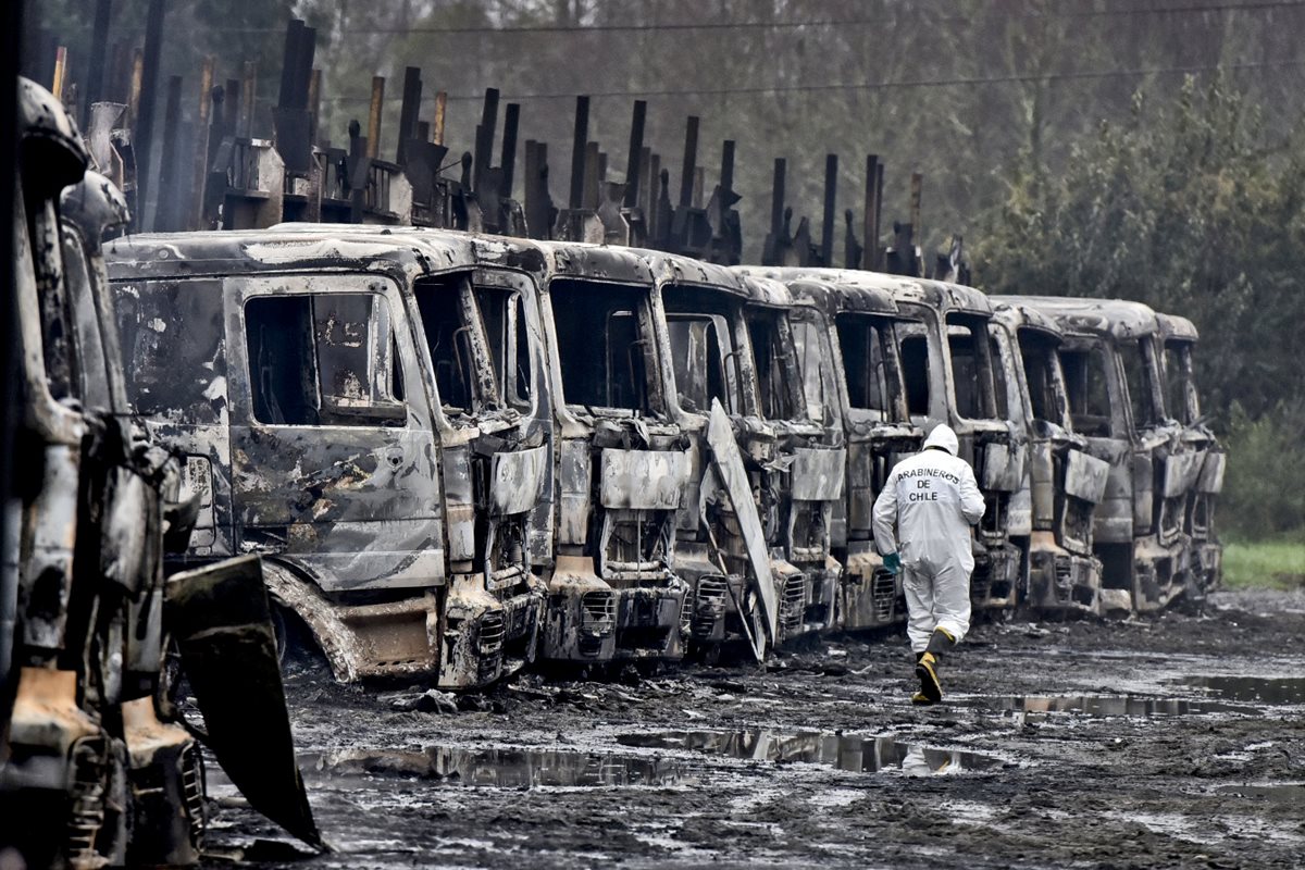 Grupo de encapuchados incendia 29 camiones en Chile
