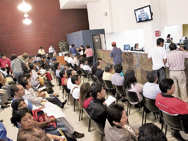 En enero miles asisten a resolver su situación fiscal. (Foto Prensa Libre: Hemeroteca PL)