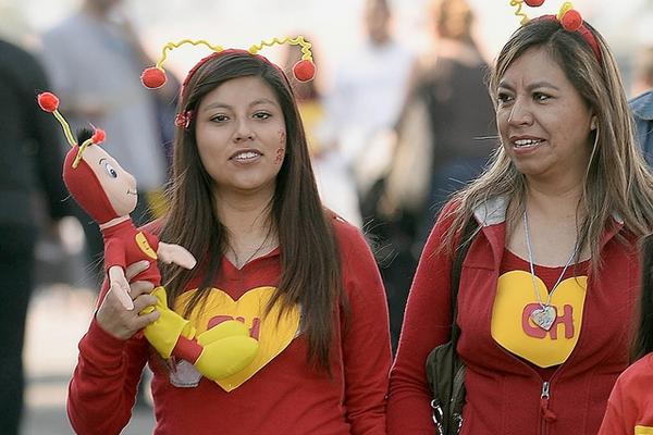 Fanes de Chespirito acuden al Estadio Azteca interpretando a los famosos personajes del comediante (Foto: AFP).<br _mce_bogus="1"/>